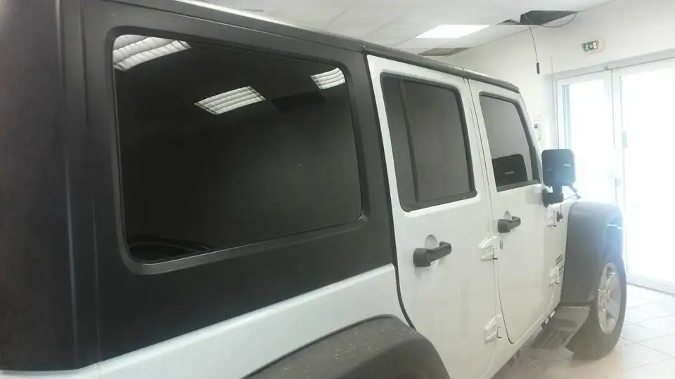 Pose de vitre teintée sur un véhicule de marque Jeep à Toulon